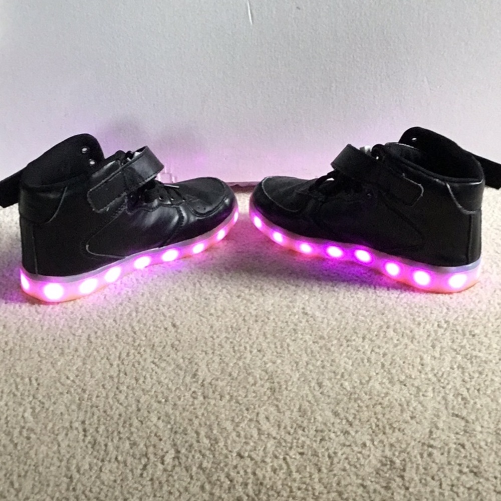 LED light up sneakers - Picture 4 of 8